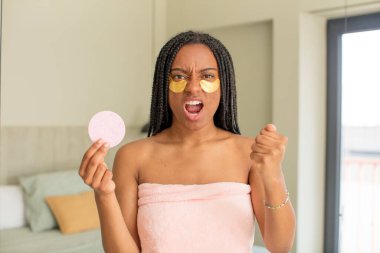 Siyah afro kadın sinirli, sinirli ve sinirli görünüyor. güzellik konsepti