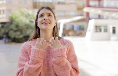 Genç ve güzel bir kadın umutsuz ve hayal kırıklığına uğramış görünüyor, stresli, mutsuz ve sinirli, bağırıyor ve çığlık atıyor.