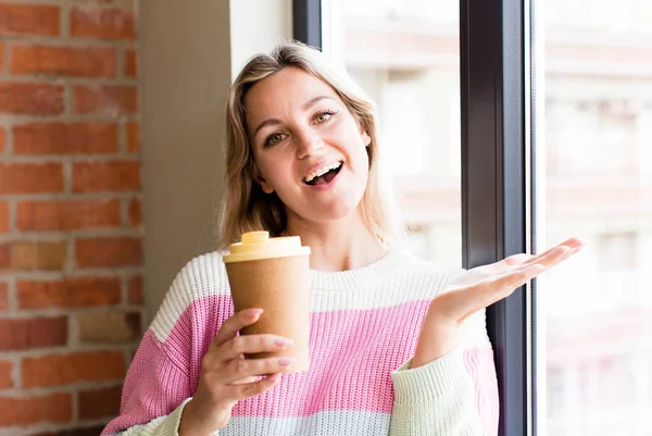Mooie Jonge Vrouw Met Een Hete Koffie Drankje Interieurontwerp — Stockfoto
