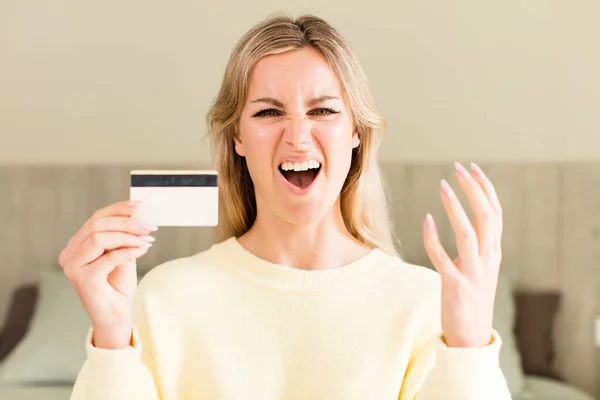 若い女性がクレジットカードを持ってる お金の概念 家のインテリアデザイン — ストック写真
