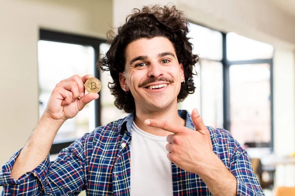 Νεαρός Όμορφος Άντρας Ένα Bitcoin Στο Εσωτερικό Του Σπιτιού — Φωτογραφία Αρχείου