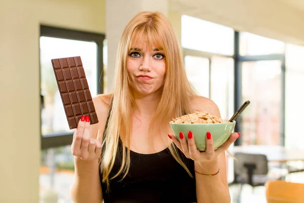 Ung Vacker Kvinna Med Chokladkaka Hemma Inredning — Stockfoto