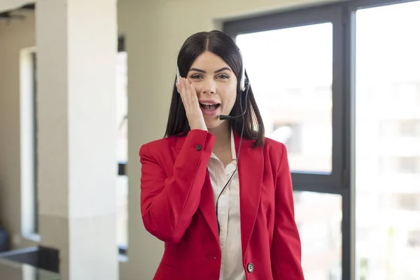 Pretty Young Woman Feeling Happy Astonished Something Unbelievable Telemarketer Concept — Stock Photo, Image