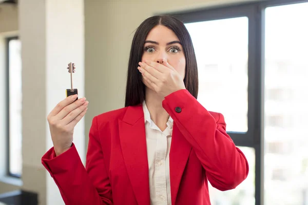 Pretty Young Woman Covering Mouth Hand Shocked Surprised Expression New — Stock Photo, Image