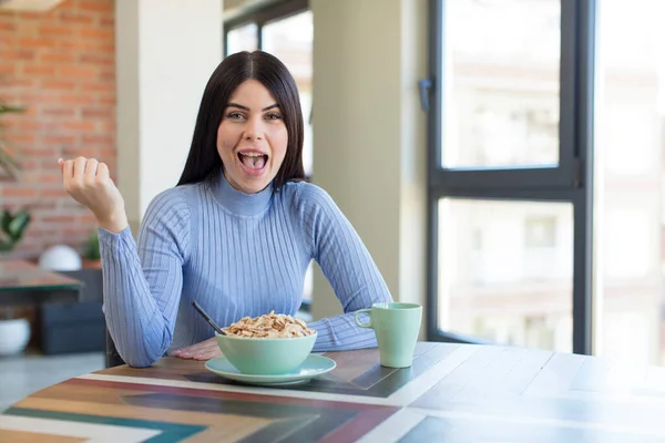 Vacker Ung Kvinna Känner Chockad Skrattar Och Firar Framgång Frukostkoncept — Stockfoto