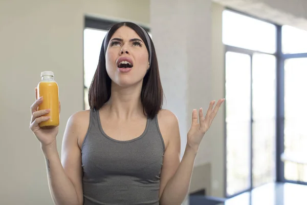 Красивая Молодая Женщина Кричащая Поднятыми Руками Апельсиновый Сок — стоковое фото