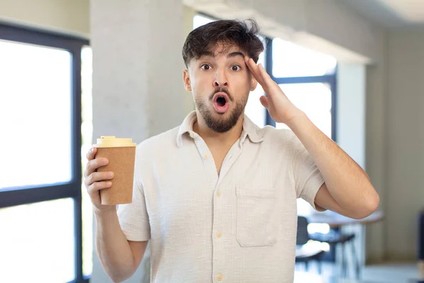 Ung Stilig Man Ser Glad Förvånad Och Förvånad Bort Kaffekonceptet — Stockfoto