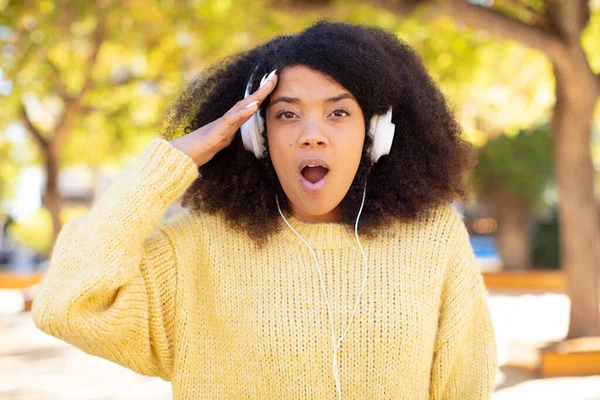 Mujer Negra Bastante Afro Buscando Feliz Asombrado Sorprendido Escuchar Música —  Fotos de Stock