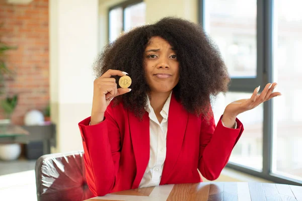 Den Svarta Kvinnan Skakar Känner Sig Förvirrad Och Osäker Virtuella — Stockfoto