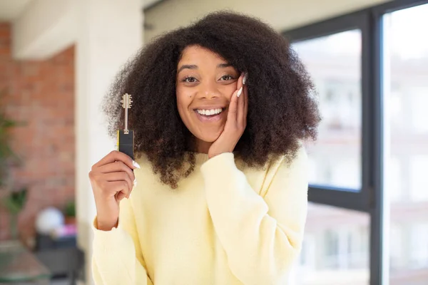 Oldukça Afro Siyah Bir Kadın Inanılmaz Bir Şey Karşısında Mutlu — Stok fotoğraf