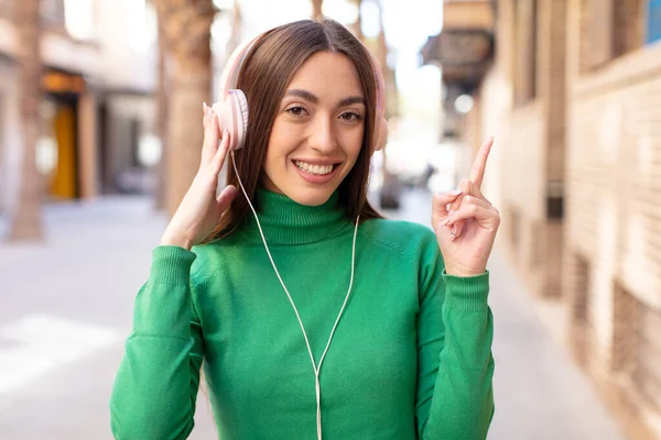 Sorridendo Allegramente Sentendosi Felice Indicando Lato Ascoltare Musica Con Cuffie — Foto Stock