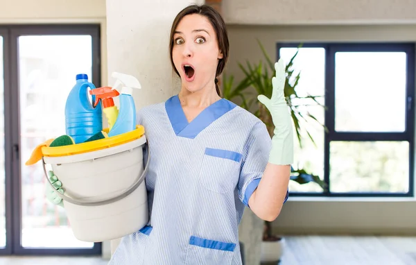 Young Pretty Woman Amazed Shocked Astonished Unbelievable Surprise Housekeeper Concept — Φωτογραφία Αρχείου