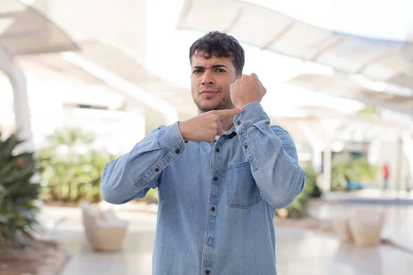 Genç Yakışıklı Adam Sabırsız Kızgın Görünüyor Saati Gösteriyor Dakiklik Istiyor — Stok fotoğraf