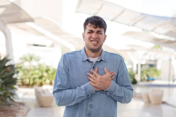 Jonge Knappe Man Die Verdrietig Gekwetst Gebroken Uitziet Beide Handen — Stockfoto