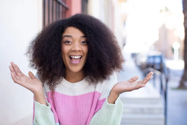 Afro Amerikan Güzel Kadın Mutlu Heyecanlı Görünüyor Beklenmedik Bir Sürprizle — Stok fotoğraf