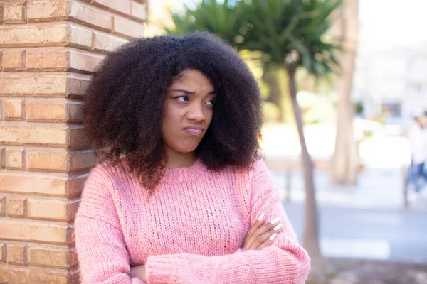 Afrikansk Amerikansk Vacker Kvinna Känner Sig Missnöjd Och Besviken Ser — Stockfoto