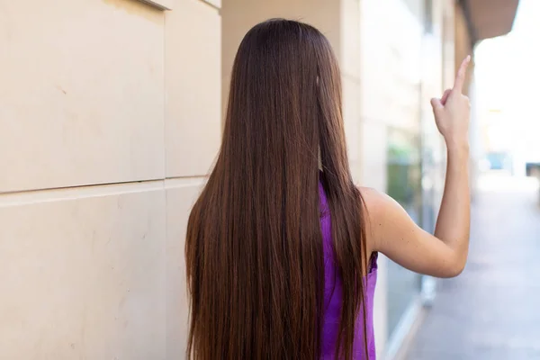 Genç Güzel Bir Kadın Dikiz Aynasındaki Nesneyi Işaret Ediyor — Stok fotoğraf