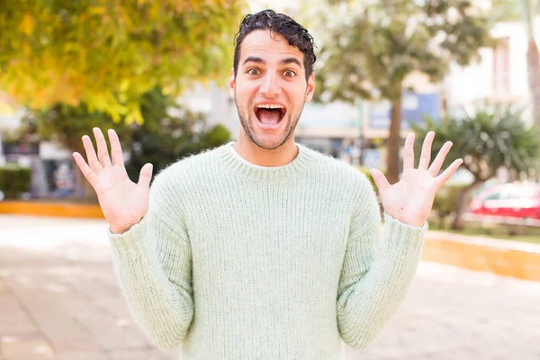 Junger Hispanischer Mann Der Sich Glücklich Aufgeregt Überrascht Oder Schockiert — Stockfoto