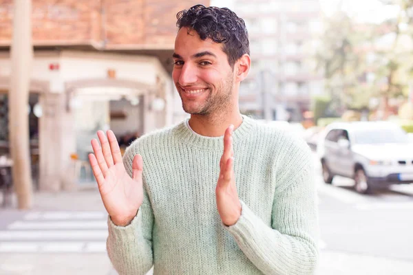 Mladý Hispánec Cítí Šťastný Úspěšný Usmívá Tleská Rukama Blahopřeje Potleskem — Stock fotografie