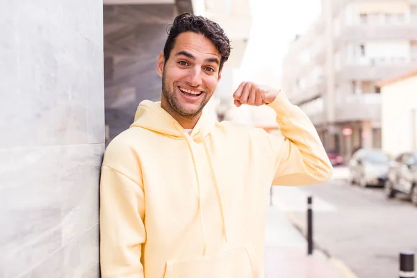 Jonge Spaanse Man Die Zich Gelukkig Positief Succesvol Voelt Gemotiveerd — Stockfoto