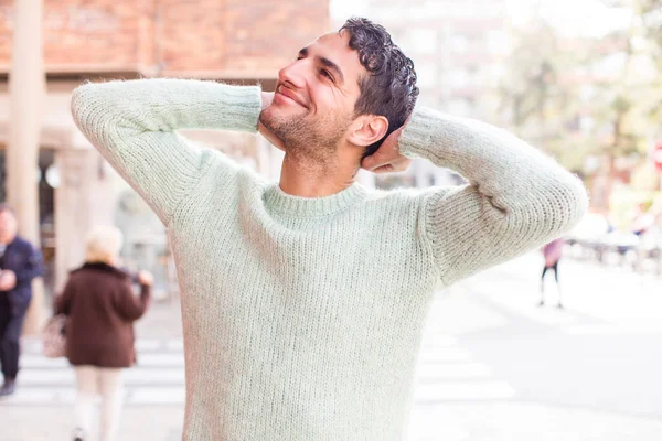 Jonge Spaanse Man Glimlachend Zich Ontspannen Tevreden Zorgeloos Voelen Positief — Stockfoto