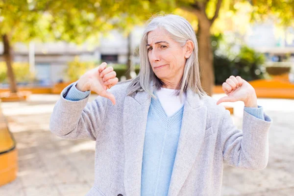 Jubilado Bastante Mujer Pelo Blanco Mirando Triste Decepcionado Enojado Mostrando — Foto de Stock