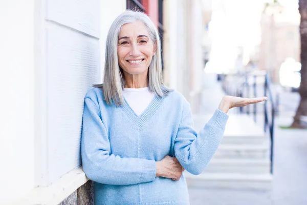 Sênior Aposentado Mulher Cabelo Muito Branco Sorrindo Sentindo Confiante Bem — Fotografia de Stock