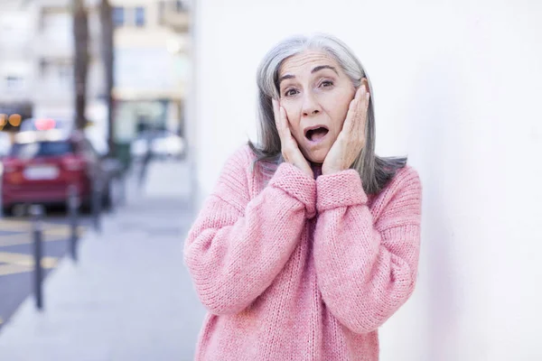 Senior Pensiun Wanita Rambut Putih Cantik Merasa Terkejut Dan Takut — Stok Foto