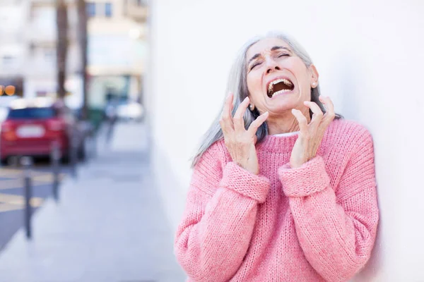 シニア引退かなり白い髪の女性は絶望と不満を見て ストレス 不幸といらいら 叫びと叫び — ストック写真