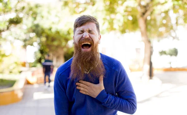 Κοκκινομάλλης Γενειοφόρος Άντρας Γελάει Δυνατά Κάποιο Αστείο Νιώθει Χαρούμενος Και — Φωτογραφία Αρχείου