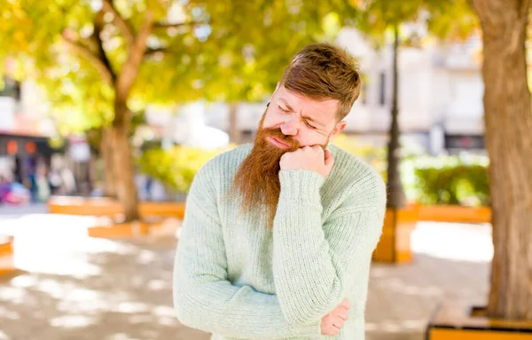 Hombre Barbudo Pelo Rojo Sintiéndose Triste Estresado Molesto Por Una —  Fotos de Stock
