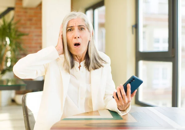 Довольно Пожилая Женщина Чувствует Себя Чрезвычайно Шокирован Удивлен Смартфоном — стоковое фото