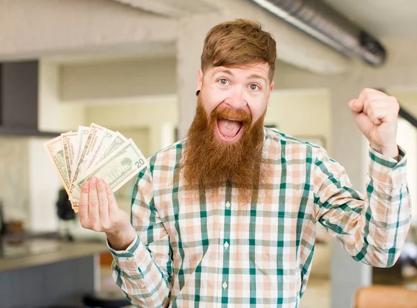 Rude Włosy Człowiek Uczucie Szoku Śmiejąc Się Świętując Sukces Banknotów — Zdjęcie stockowe