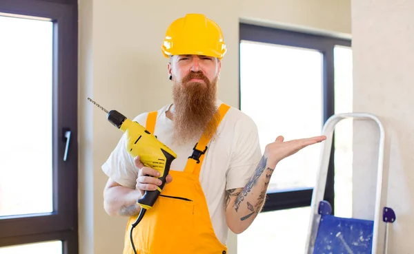 赤い髪の男は 混乱し 不確定な修理の家を感じて急いでいる 便利屋のコンセプト — ストック写真