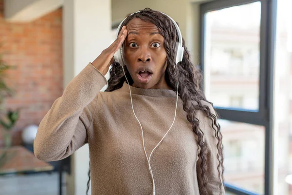Μαύρη Άφρο Γυναίκα Που Δείχνει Ευτυχισμένη Έκπληκτη Και Έκπληκτη Ακουστική — Φωτογραφία Αρχείου