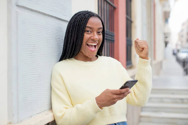 Negro Afro Mujer Sintiéndose Sorprendido Riendo Celebrando Éxito Usando Concepto —  Fotos de Stock
