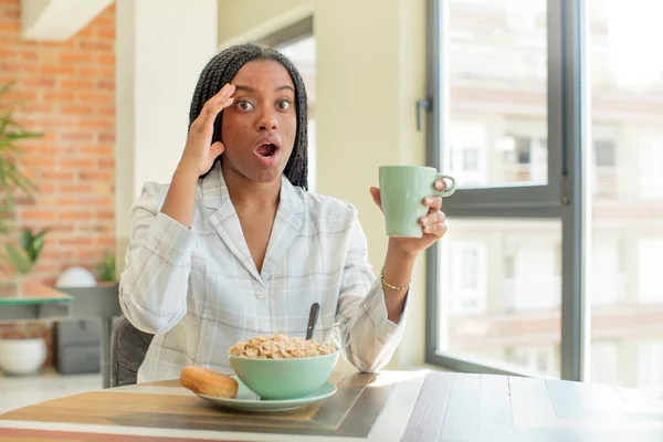 Negro Afro Mujer Buscando Feliz Asombrado Sorprendido Concepto Desayuno —  Fotos de Stock