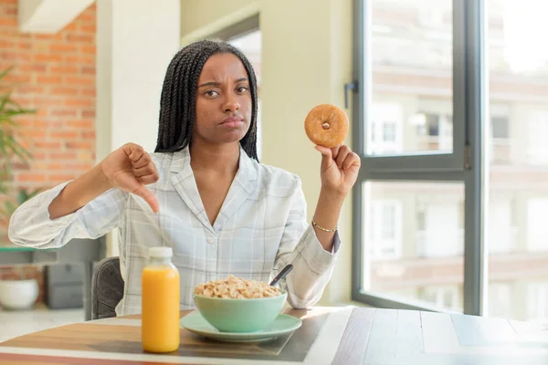 黑人非洲女人感到不舒服 大姆指朝下 早餐概念 — 图库照片