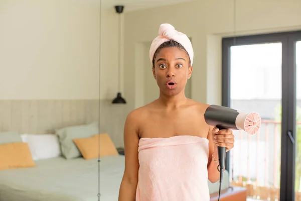 Černá Afro Žena Cítí Extrémně Šokovaná Překvapená Vysoušeč Vlasů — Stock fotografie