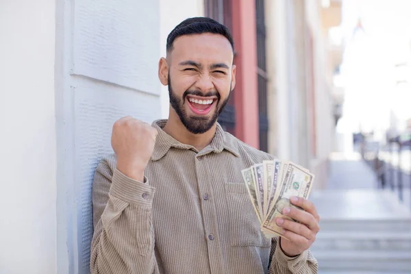 Νεαρός Ενήλικος Άνδρας Αισθάνεται Σοκαρισμένος Γελώντας Και Γιορτάζοντας Την Επιτυχία — Φωτογραφία Αρχείου