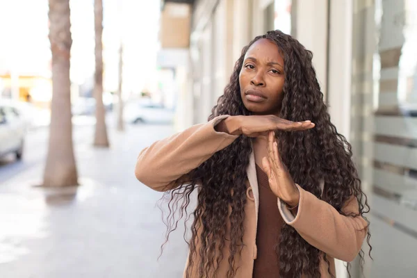 Afro Bastante Negro Mujer Buscando Seria Severa Enojado Disgustado Haciendo —  Fotos de Stock