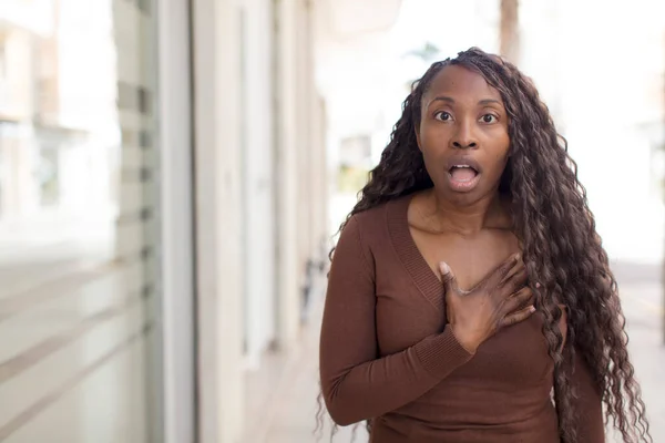 アフリカの黒人女性はショックを受け驚き驚きました胸と口を開けてこう言いました — ストック写真