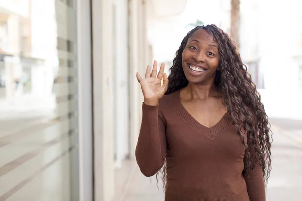 Afro Mooie Zwarte Vrouw Glimlachen Gelukkig Vrolijk Zwaaiende Hand Verwelkomen — Stockfoto