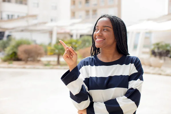 Afro Mooie Zwarte Vrouw Glimlachen Gelukkig Kijken Zijwaarts Afvragen Denken — Stockfoto