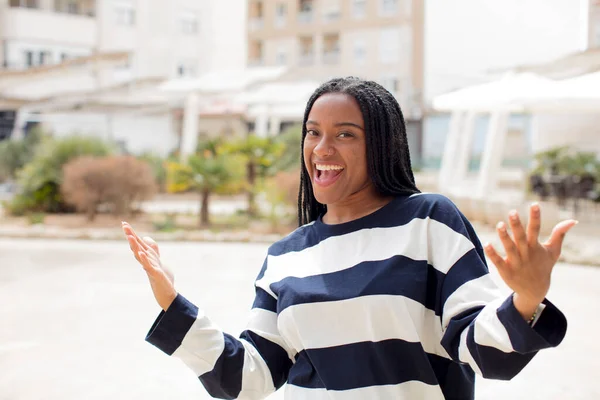 Afro Güzel Siyah Kadın Mutlu Kibirli Gururlu Kendinden Memnun Görünüyor — Stok fotoğraf