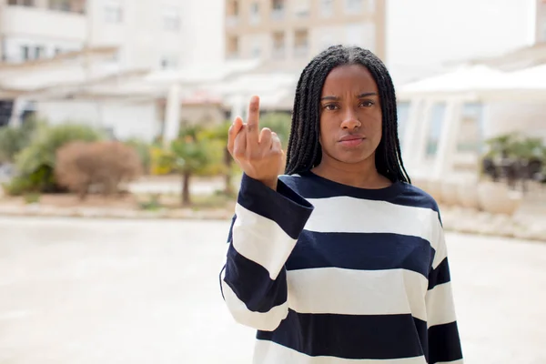 Afro Söt Svart Kvinna Känner Sig Arg Irriterad Upprorisk Och — Stockfoto