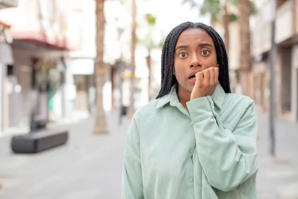 Afro Bonita Mujer Negra Sintiéndose Aterrorizada Horror Pánico —  Fotos de Stock