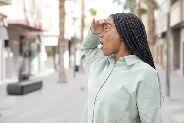 Mujer Negra Bonita Afro Mirando Desconcertado Asombrado Con Mano Sobre —  Fotos de Stock
