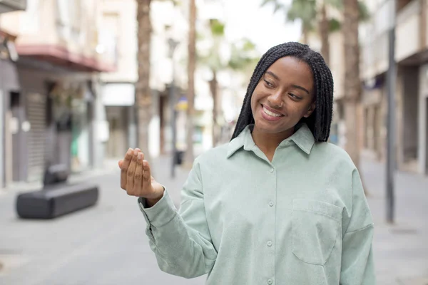 Afro Güzel Siyah Kadın Mutlu Başarılı Kendinden Emin Hissediyor Bir — Stok fotoğraf