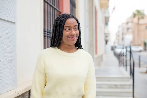 Afro Güzel Siyah Kadın Merak Ediyor Mutlu Düşünceler Fikirler Düşünüyor — Stok fotoğraf